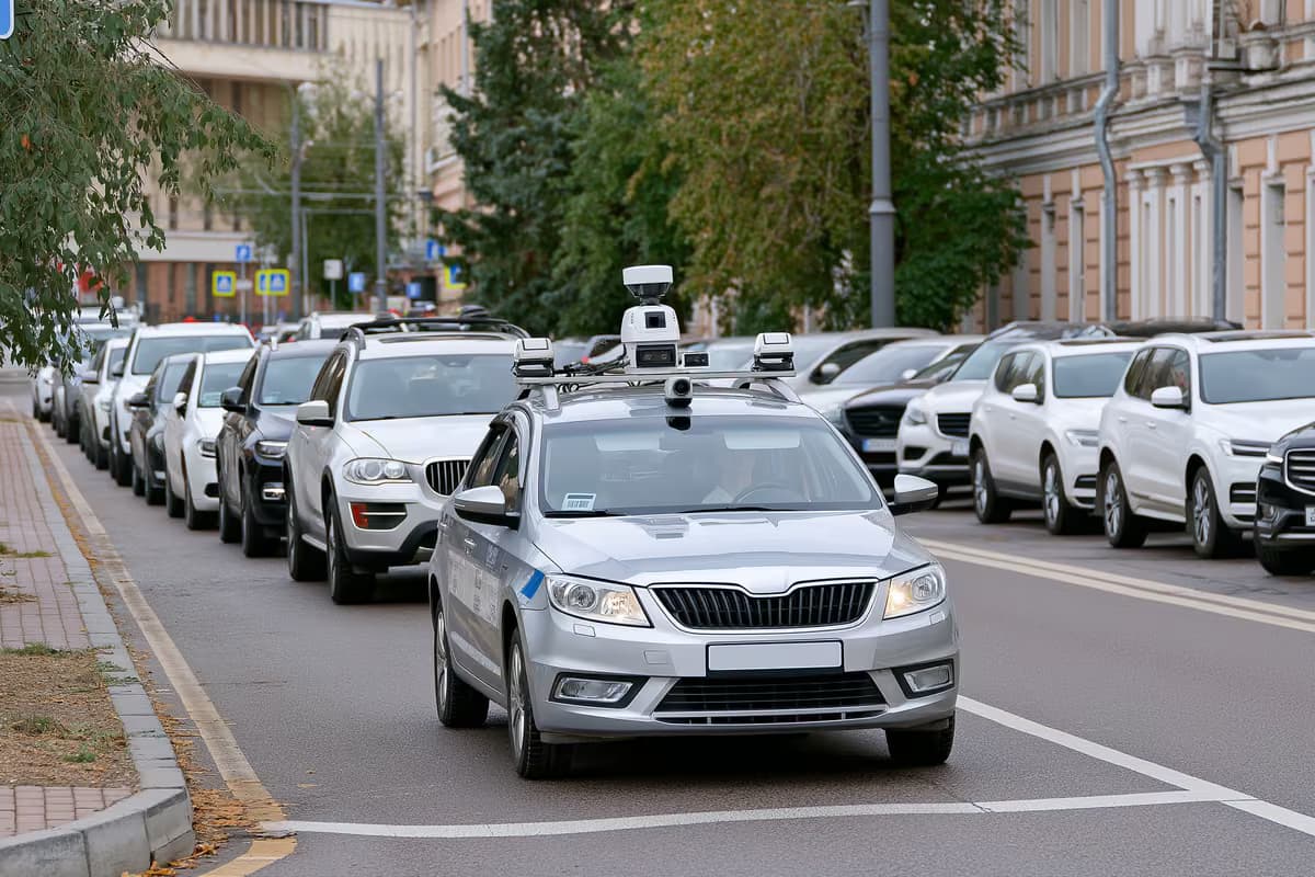 Муніципальний автомобіль, оснащений камерою, сканує припарковані транспортні засоби на міській вулиці.